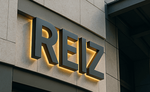 Логотип REIZ на фасаде здания — бренд проката автомобилей